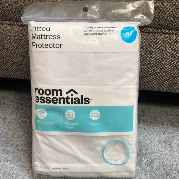 Room Essentials Bedding Room Essentials Fitted Mattress Protector